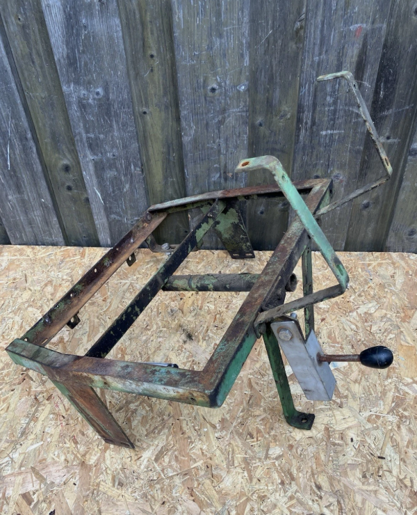 Original Fendt Traktor Farmer 1 FW 237 Tankhalter Unterbau Batteriehalter